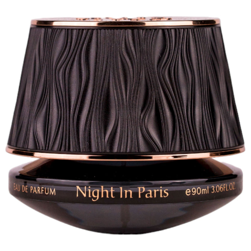 Night In Paris Eau de Parfum 90ml från Maison Asrar: en förförisk unisexdoft med fruktiga noter, blommighet och varma, träiga toner.