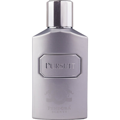 Pursuit Eau de Parfum 100ml från Pendora Scents – en sofistikerad doft med citrus, kryddor, trä och ambra för den moderna mannen.
